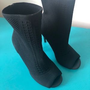 Black stilettos/ heels - stretch booty size 6